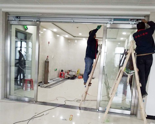 玻璃感應(yīng)門施工中